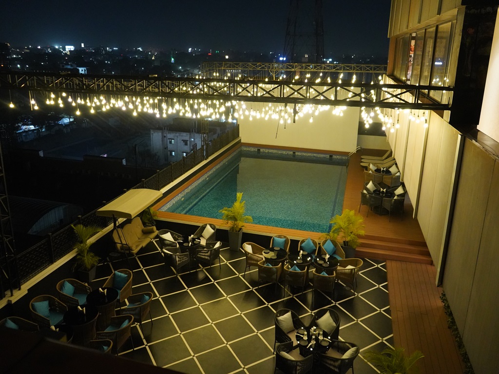 Rooftop evening dining at Hotel Vennington Court